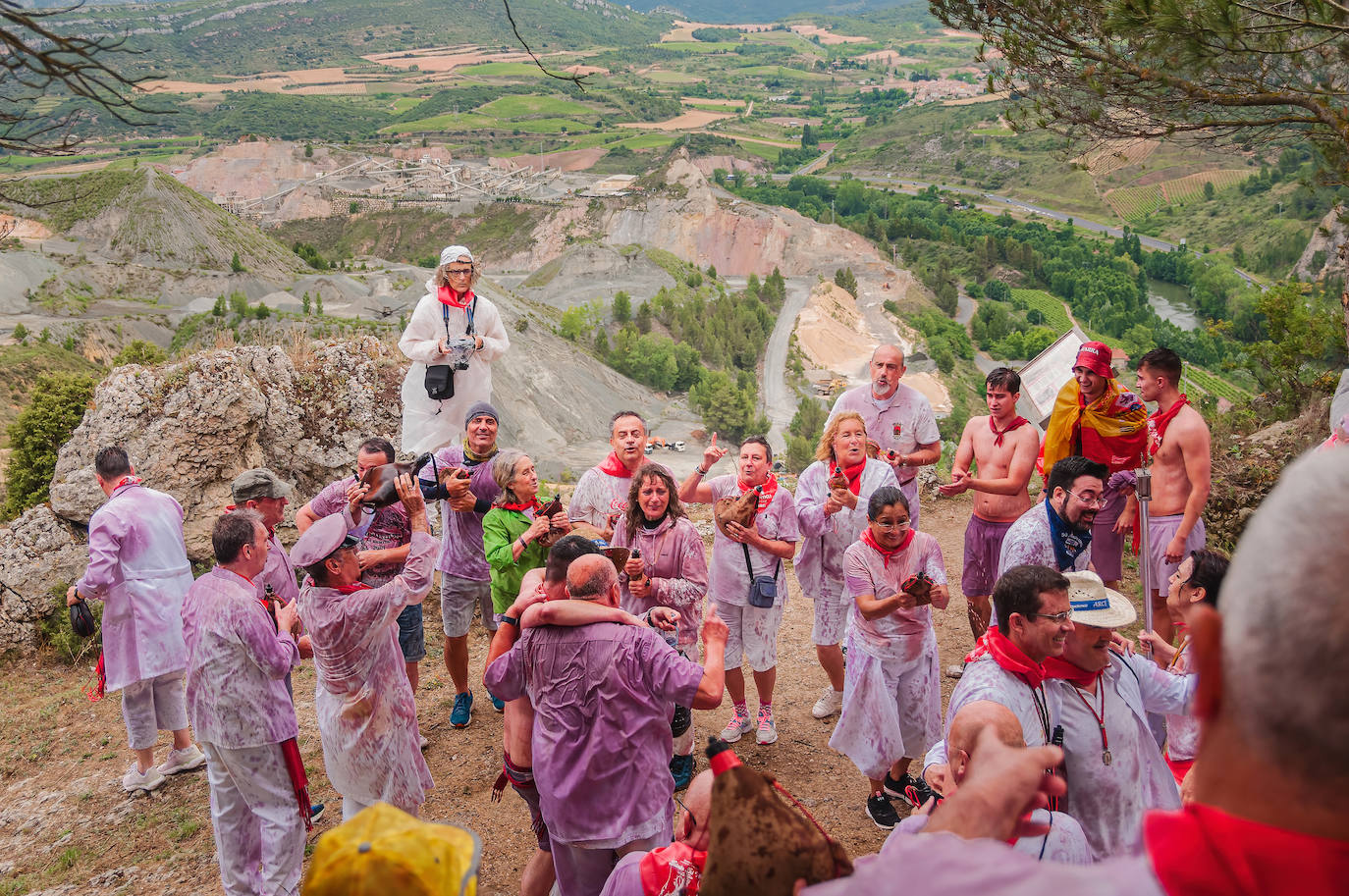 La Batalla del Vino de Haro tiñe los riscos