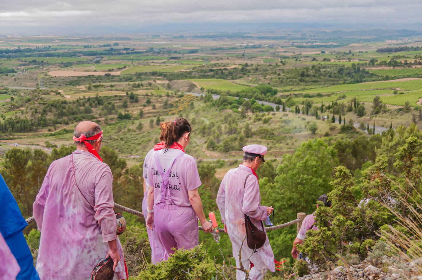 La Batalla del Vino de Haro tiñe los riscos