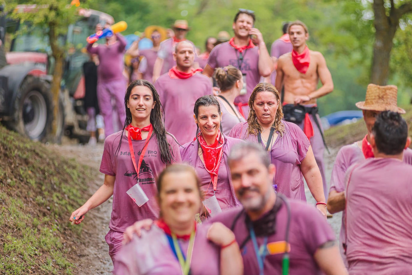 La Batalla del Vino de Haro tiñe los riscos