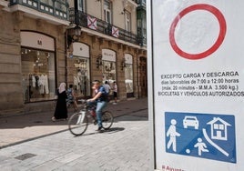 Portales, a su entrada, con el «excepto bicicletas».