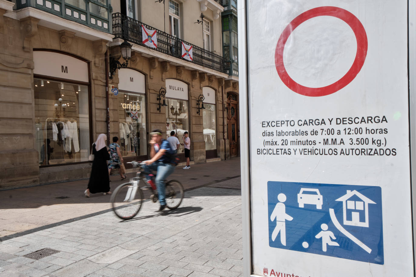 Portales, a su entrada, con el «excepto bicicletas».