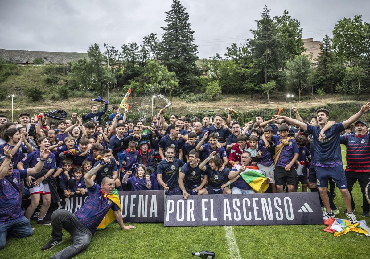 Foto de familia del Anguiano tras lograr el ascenso ante el Ardoiz.