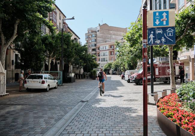 Bidireccionalidad marcada a la entrada desde Once de Junio/Siervas de Jesús tras lo del carril bici de avenida de Portugal.