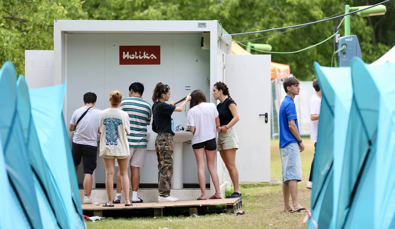 Preparativos para una noche de sábado en el Holika