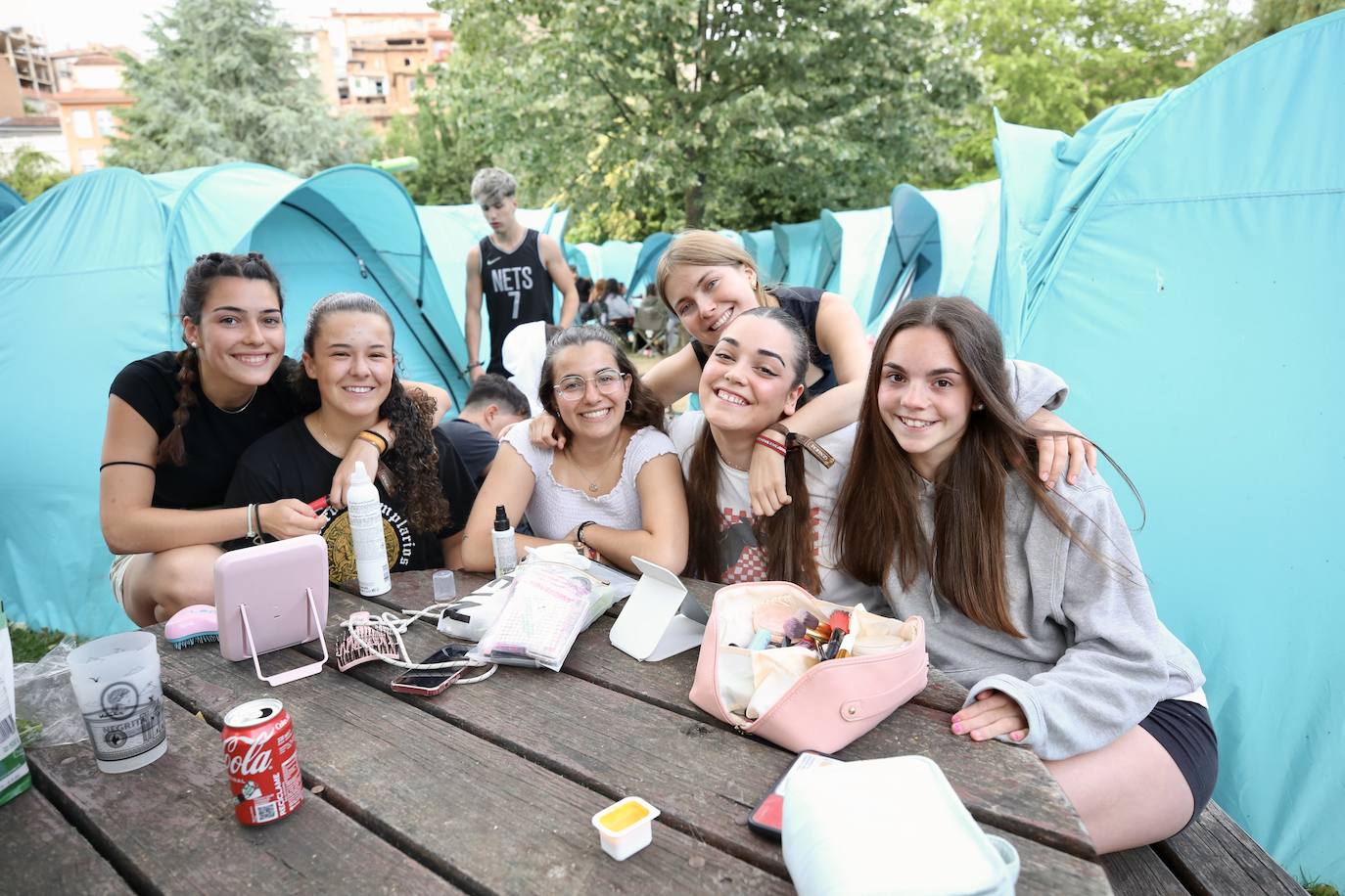 Preparativos para una noche de sábado en el Holika