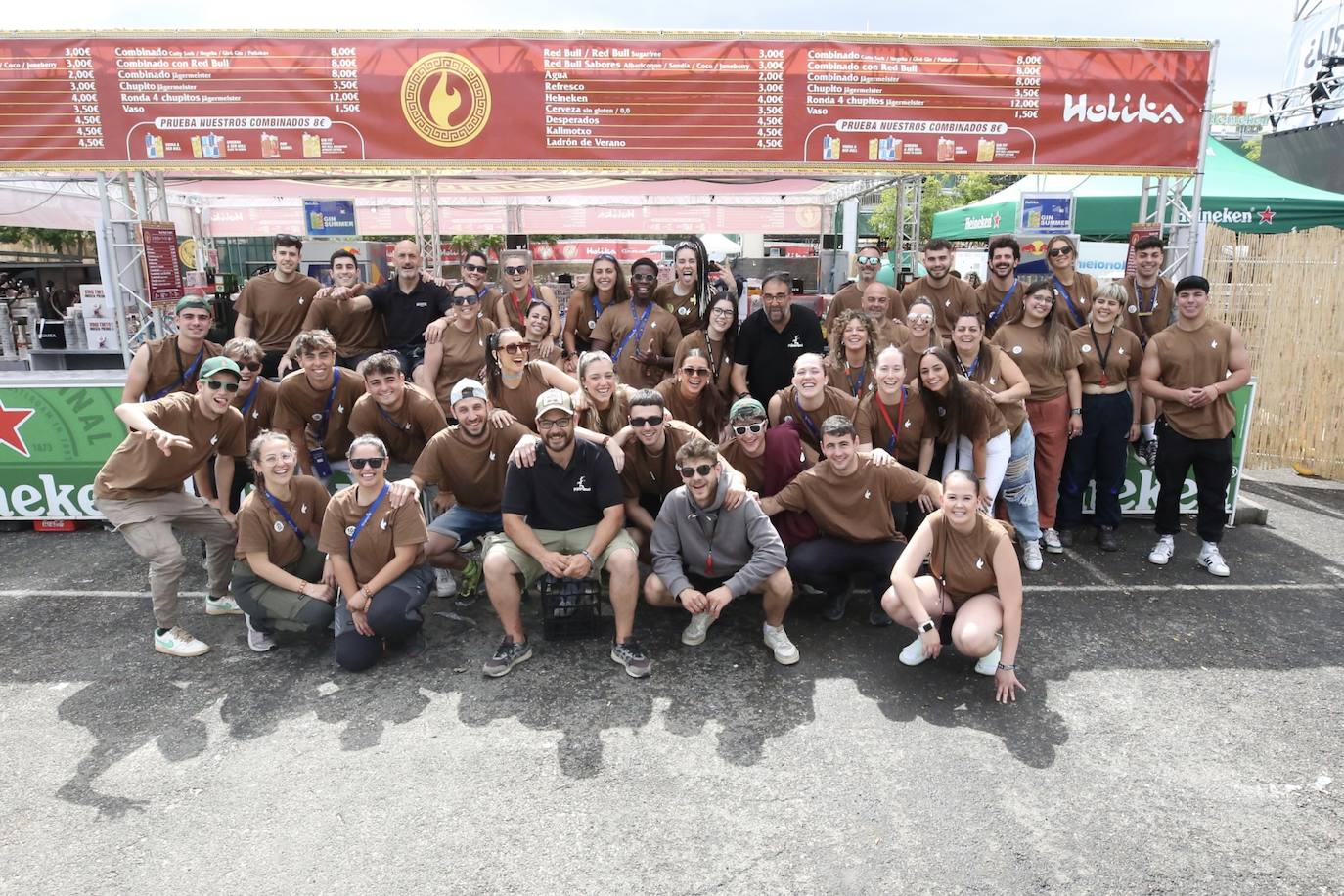 Preparativos para una noche de sábado en el Holika