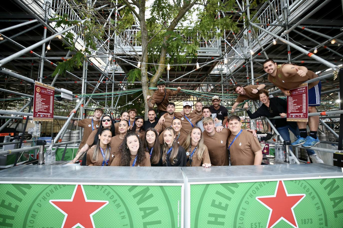 Preparativos para una noche de sábado en el Holika