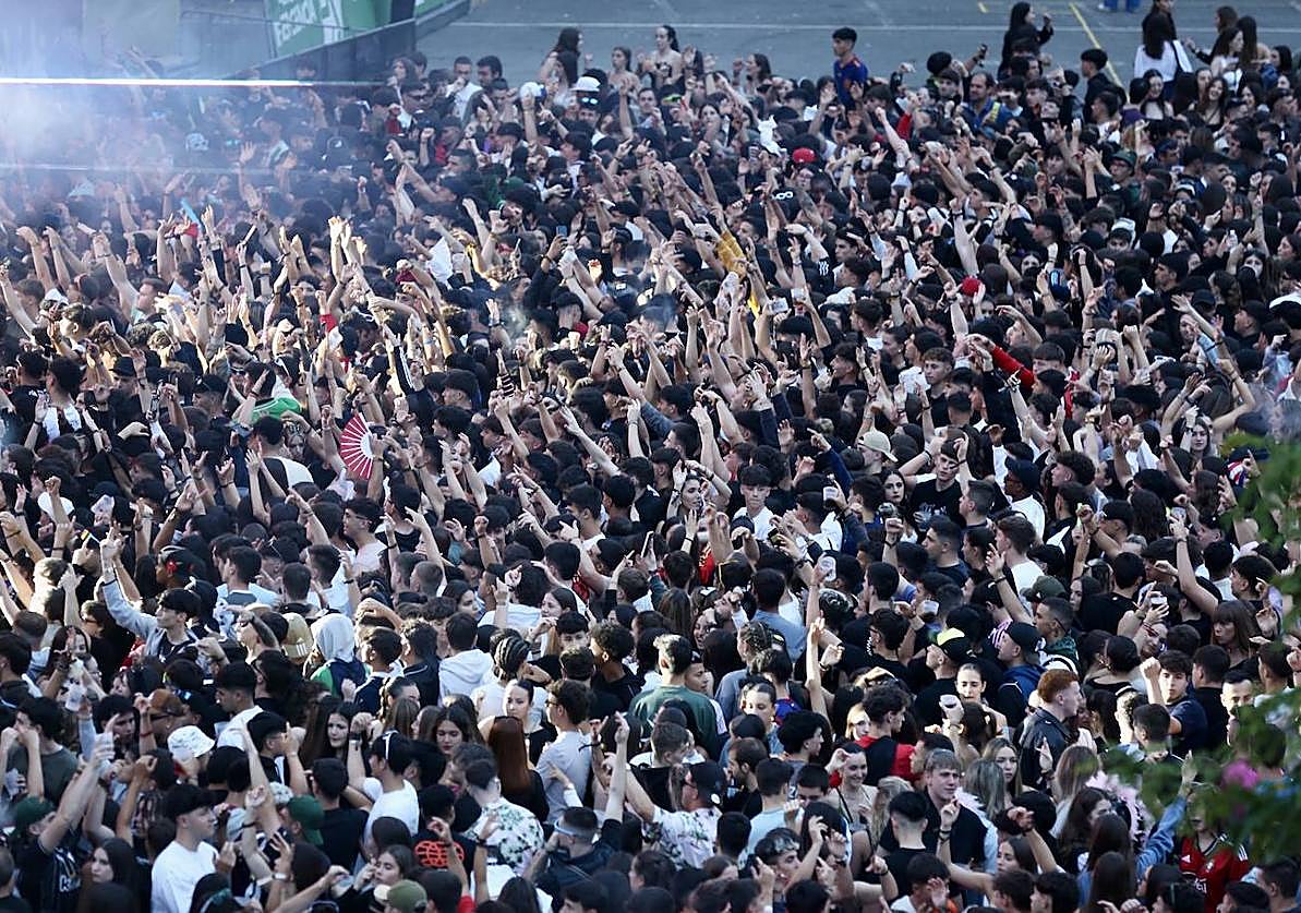 Preparativos para una noche de sábado en el Holika