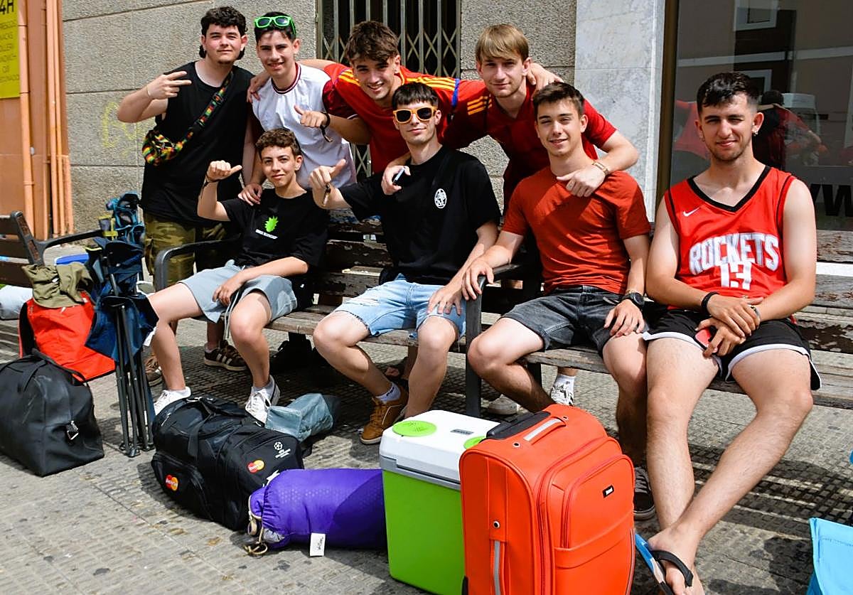 Grupo de jóvenes de Logroño, en un banco junto a la estación de Calahorra, a la espera del autobús de regreso a casa.
