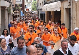 Cientos de najerinos siguieron el pasacalles por el casco antiguo.