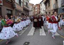 Danzas tadicionales durante la procesión con las reliquias.