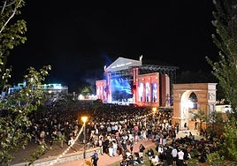 Escenario principal del Holika con el público llenando el recinto durante la actuación de Bryant Myers.