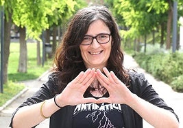 Isabel Ilzarbe López posa en la UR haciendo el gesto feminista, la forma de la vagina, con las manos.