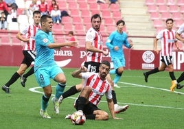 Miki Codina intenta robar el balón a Urjo, en el primer partido de la pasada campaña.