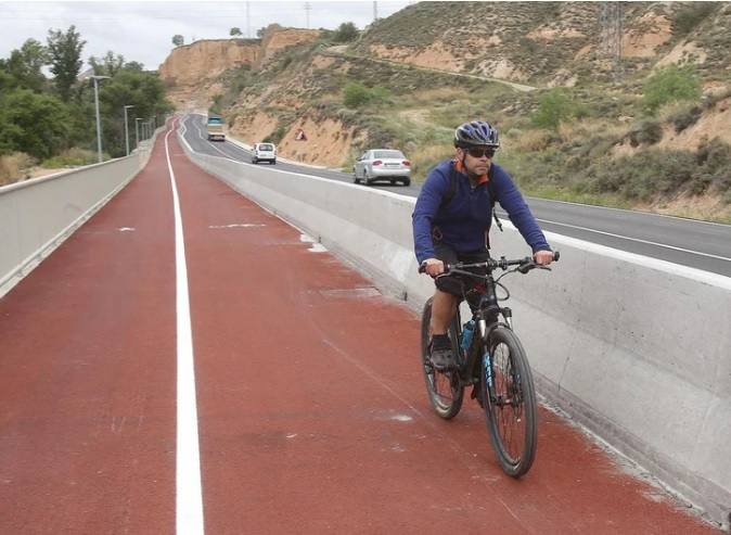 Un ciclista en dirección al polígono de Cantabria por el carril ciclopeatonal de la carretera de Mendavia el día de su estreno.