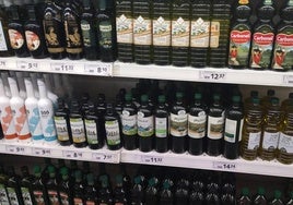 Lineal de un supermercado logroñés este 1 de julio, con las rebajas del aceite de oliva marcadas en las etiquetas.