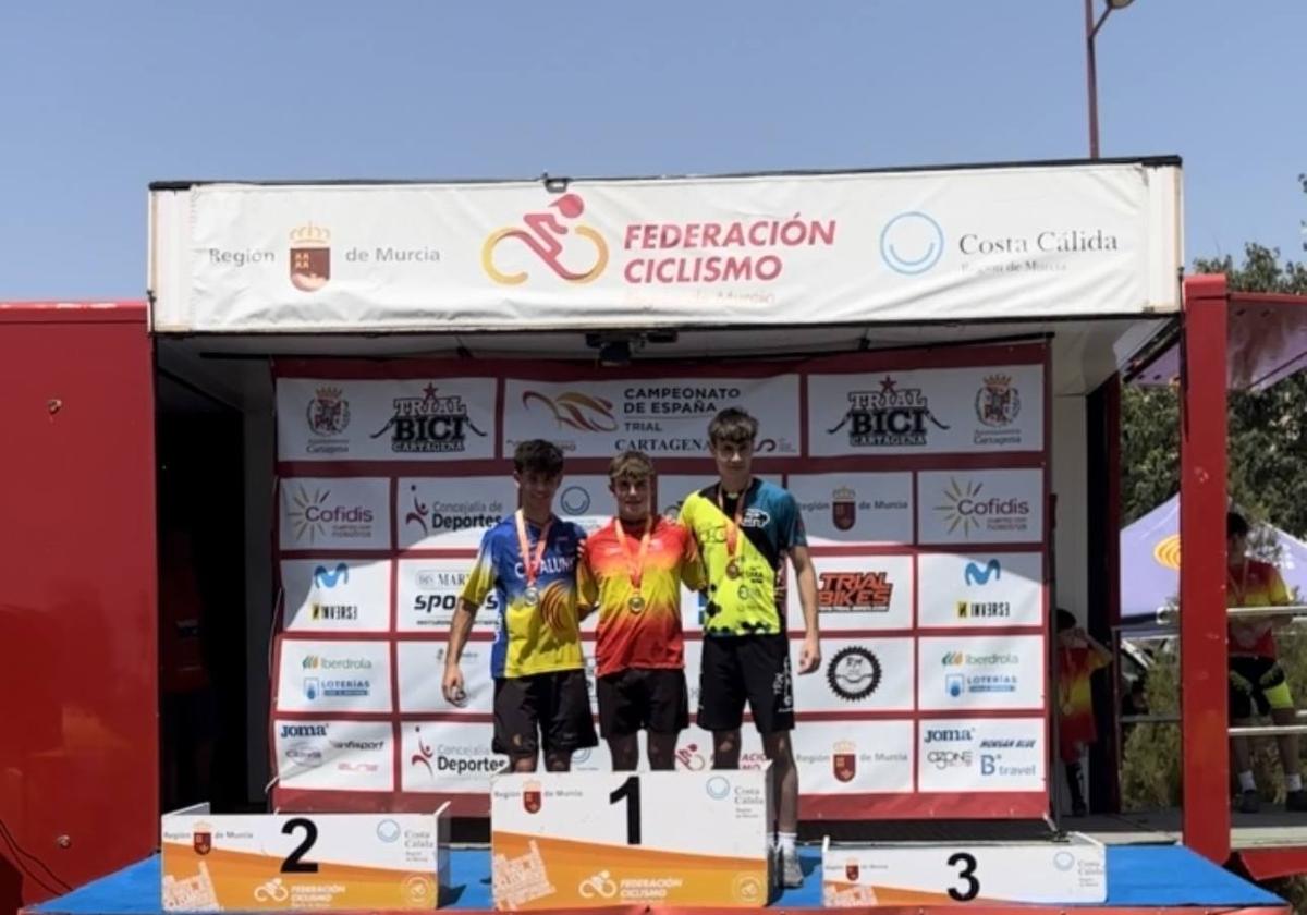 Travis en lo alto del podio con el maillot de campeón de España.