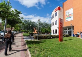 Una estudiante pasea junto a la biblioteca de la UR.