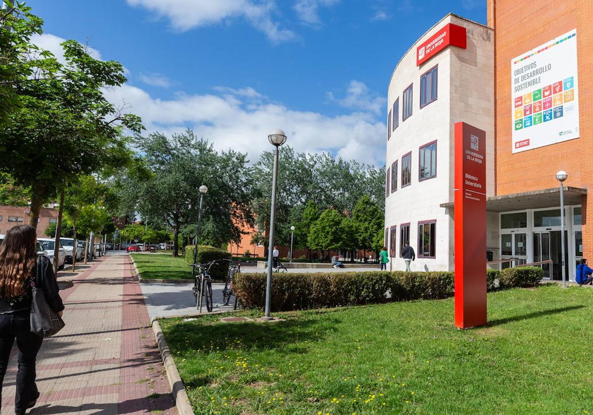 Una estudiante pasea junto a la biblioteca de la UR.