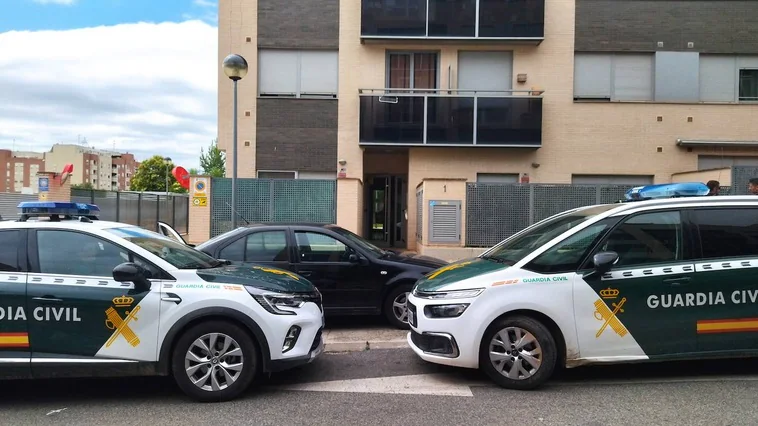 Dos vehículos de la Guardia Civil, a las puertas de un edificio de la calle Río Segura.