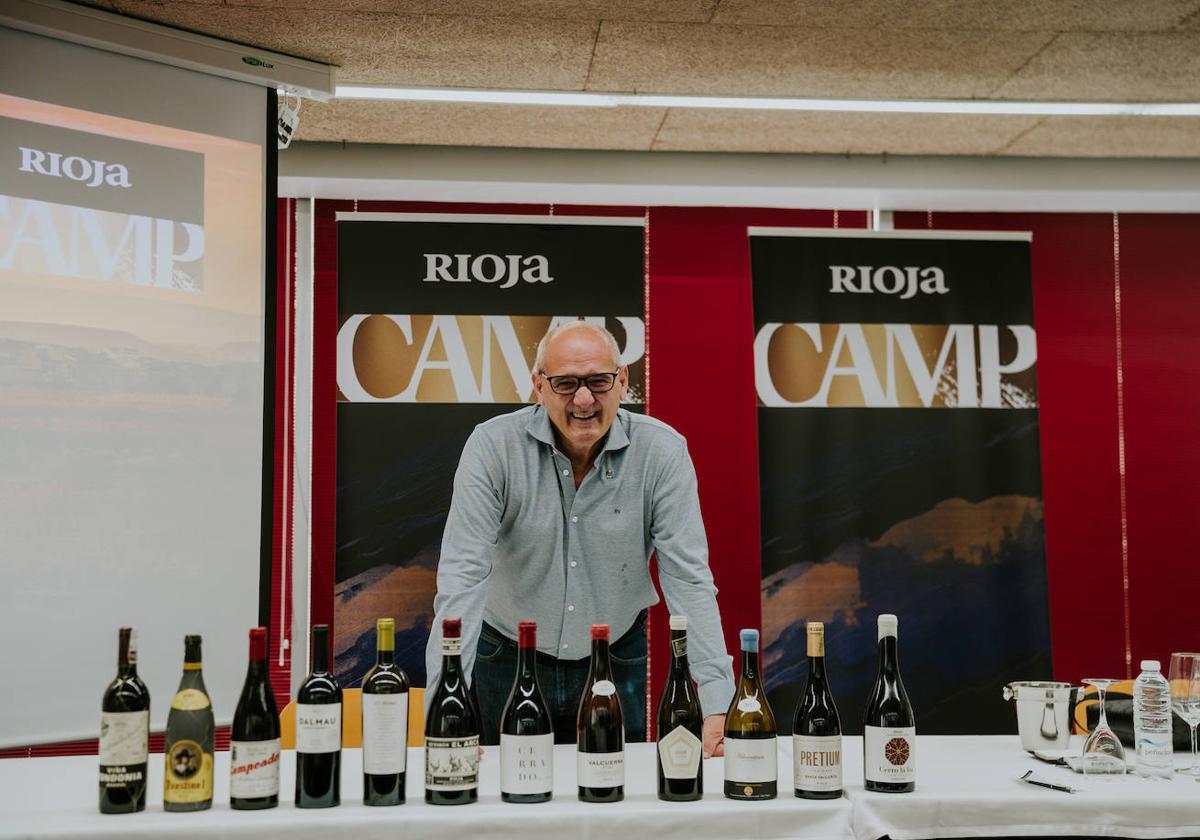 El prescriptor y Master of Wine Pedro Ballesteros, junto a los 12 vinos elegidos para el ejercicio.