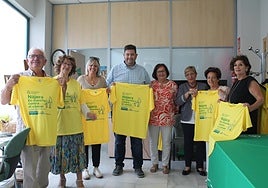 Miembros de la AECC y autoridades, con la camiseta del evento.