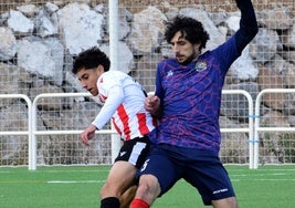 Héctor Urquía (derecha), disputa un balón en un partido.