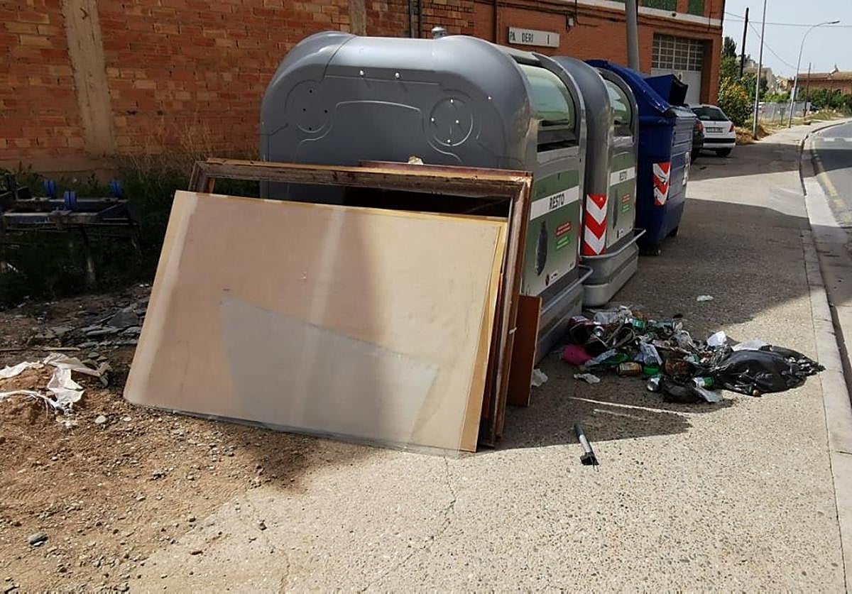 Estado de los contenedores de la avenida de San Pedro, días atrás.