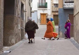 Un grupo de inmigrantes pasea por las calles de Autol.