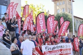 UGT y CCOO en las escaleras del edificio Rectorado