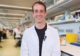 Oriol Dols-Icardo, en el laboratorio del Hospital Sant Pau