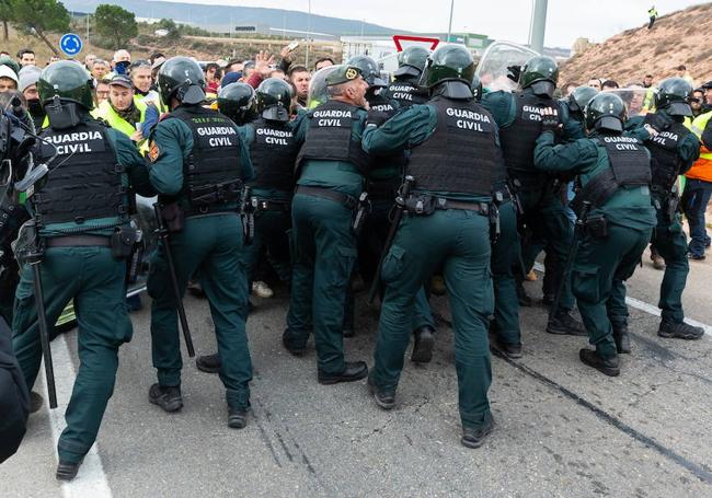 Guardia Civil durante el corte de tráfico en Navarrete.