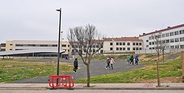 Alumnos de la SIES de Comercio de Villamediana se dirigen al edificio por el acceso que tendrán las aulas.