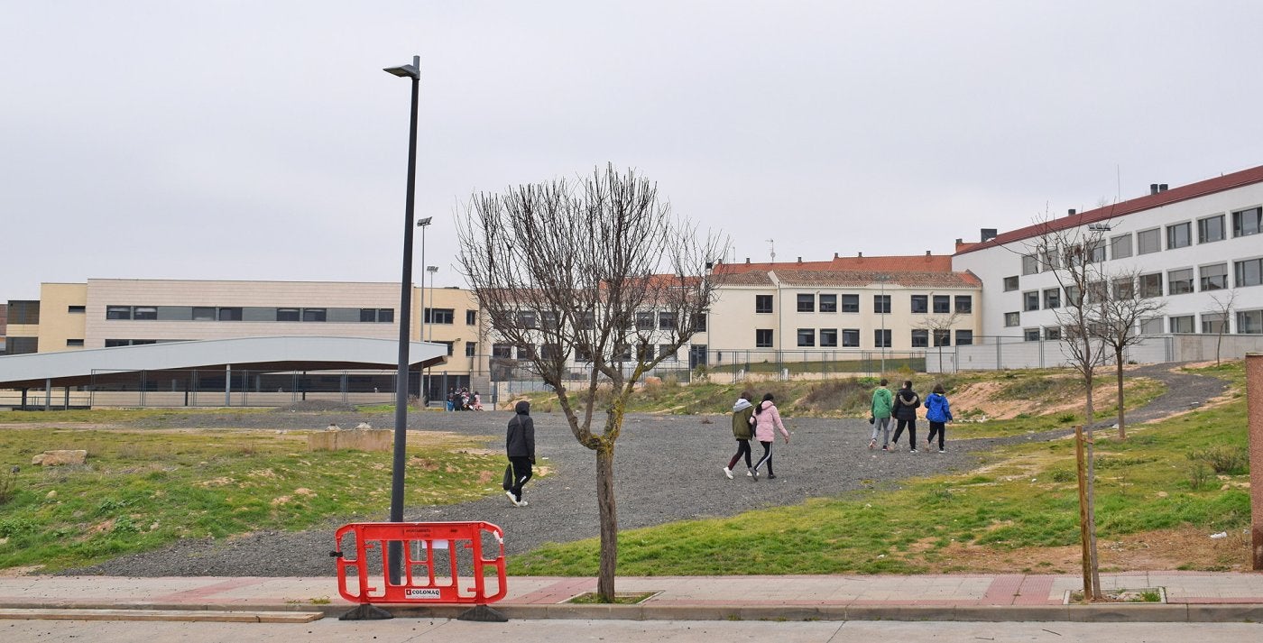 Alumnos de la SIES de Comercio de Villamediana se dirigen al edificio por el acceso que tendrán las aulas.