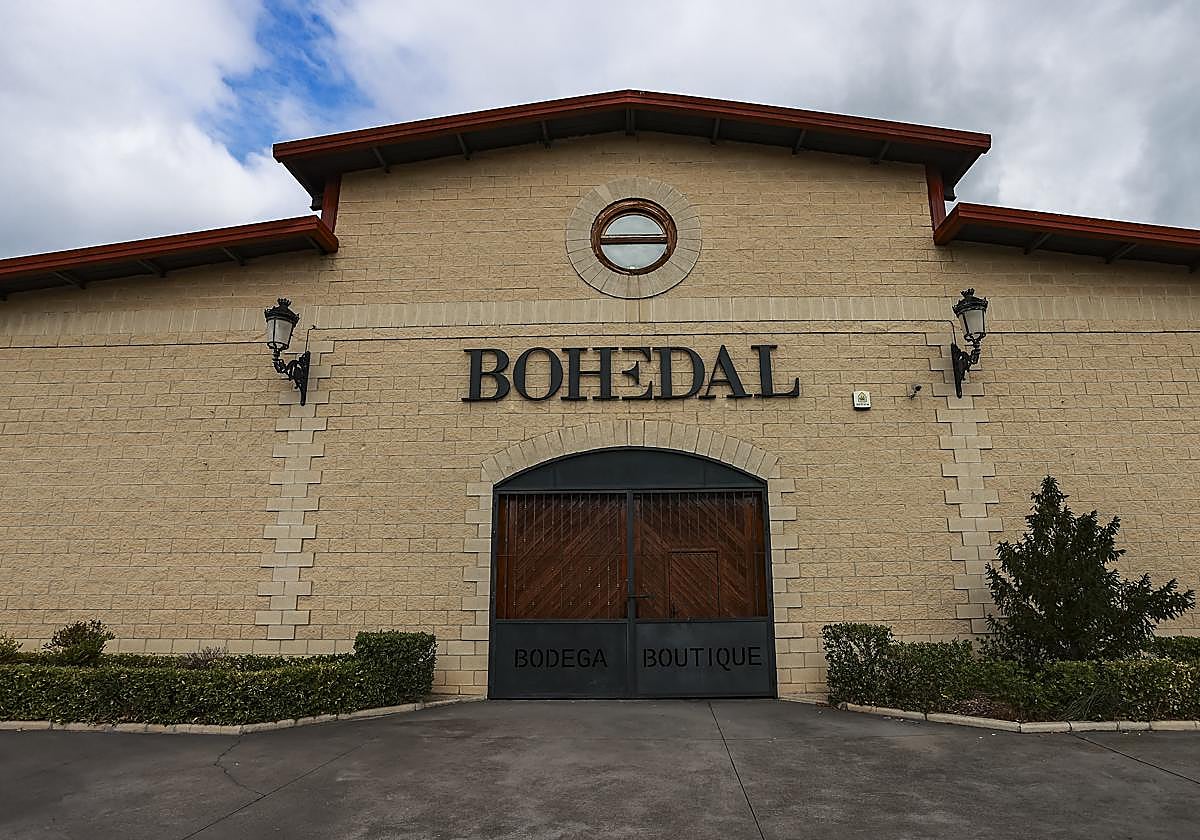 Fachada principal de la bodega boutique Bohedal, en Cuzcurrita del Río Tirón.