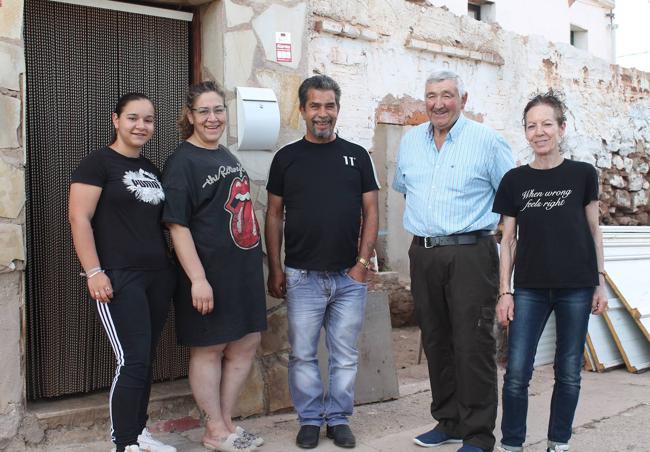 Olema (izquierda) posa junto a sus padres, Paula y Luis, y con Narciso y Dina (a la derecha).