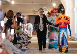 El artista riojano Pako Campo y su modelo, durante el desfile celebrado en la Caserna del Castell de Montjuïc