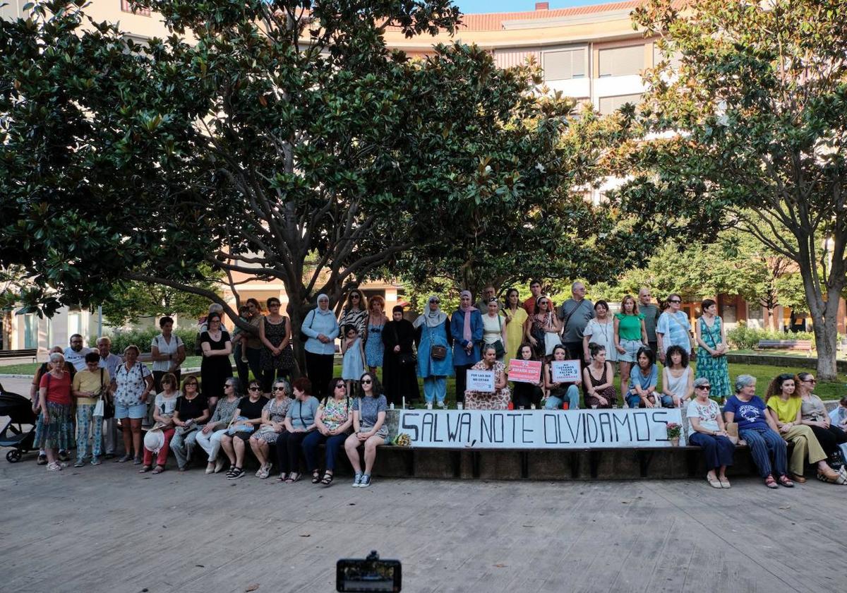 Decenas de ciudadanos se han reunido en la plaza Martínez Flamarique para recordar a la joven siria.