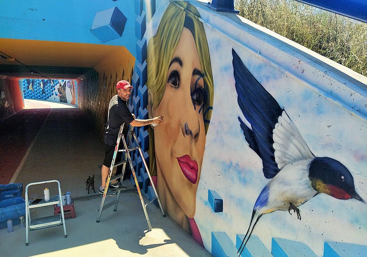 El artista urbano Stendhal23 arregla el mural del túnel de la variante de Villamediana de Iregua durante el pasado viernes.