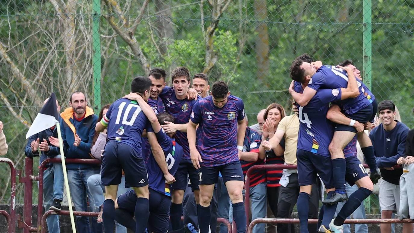 Los jugadores del Anguiano celebran el gol de Olarte que sentenció la eliminatoria.