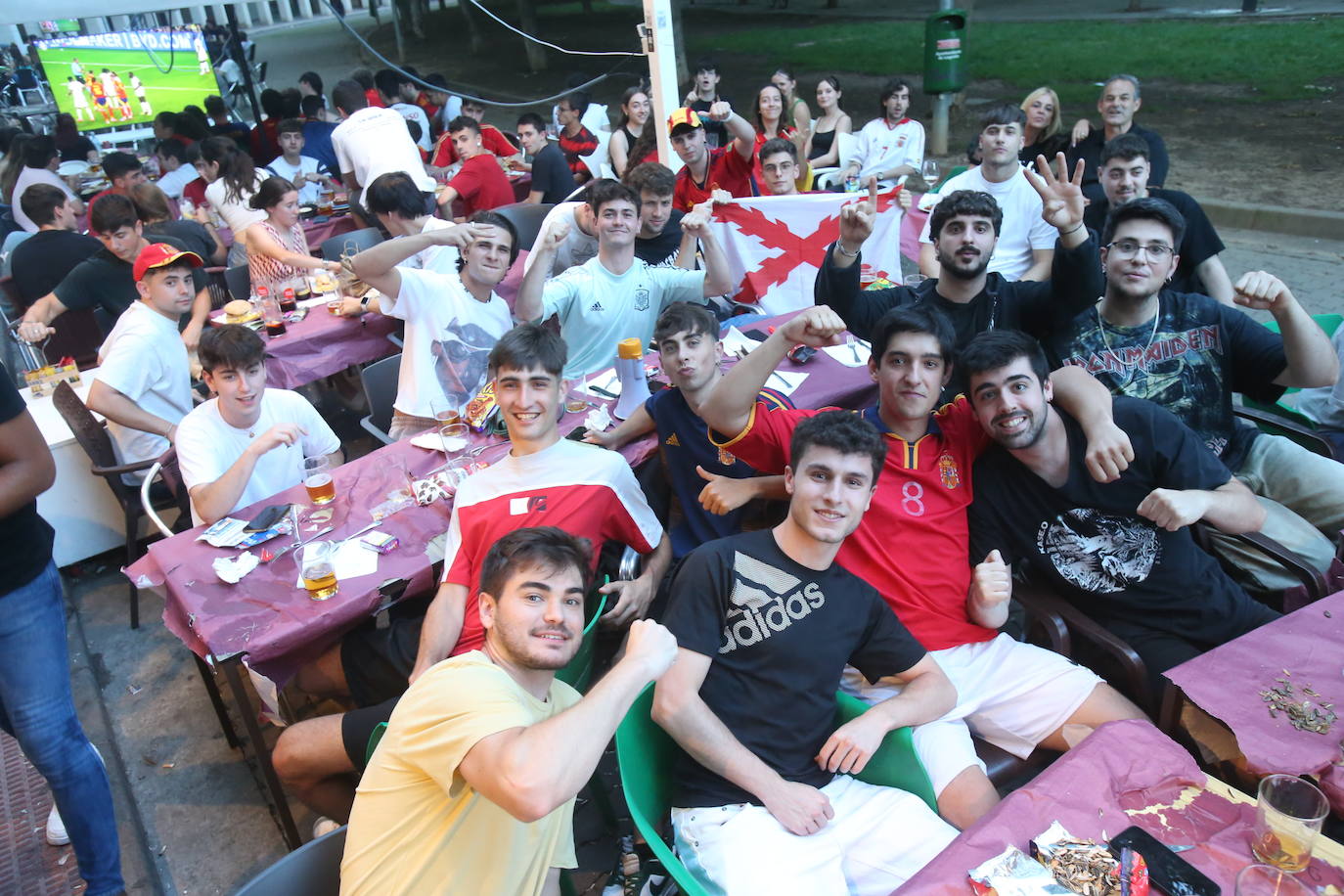 Los aficionados disfrutaron en las terrazas de Logroño de la semifinal