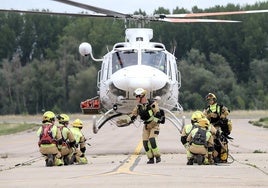 Parte de la cuadrilla helitransportada realiza un ejercicio en la base de Agoncillo.