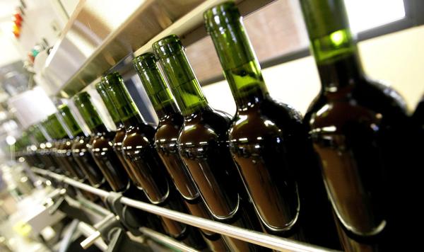 Botellas de vino preparadas para ser etiquetadas.