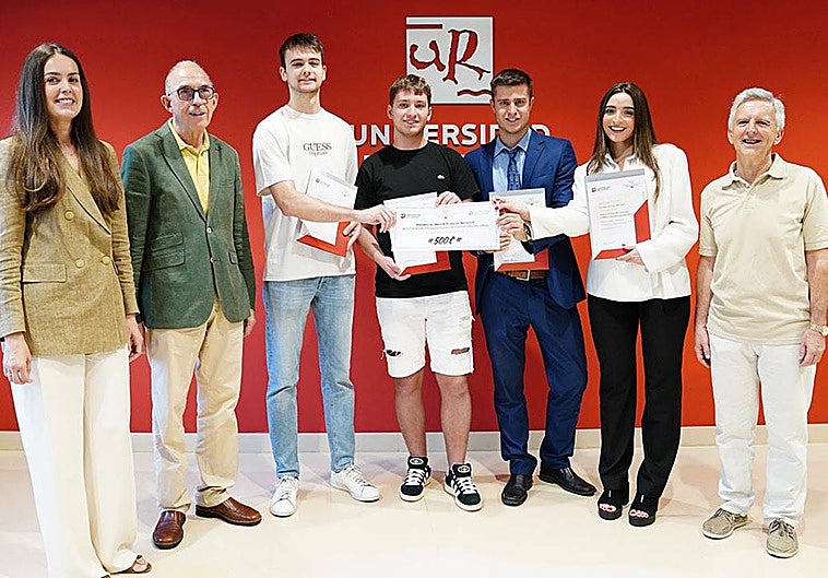 Los cuatro ganadores posan con el cheque el premio y sus diplomas.