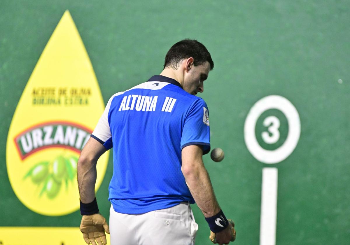 Altuna III bota la pelota durante un partido.