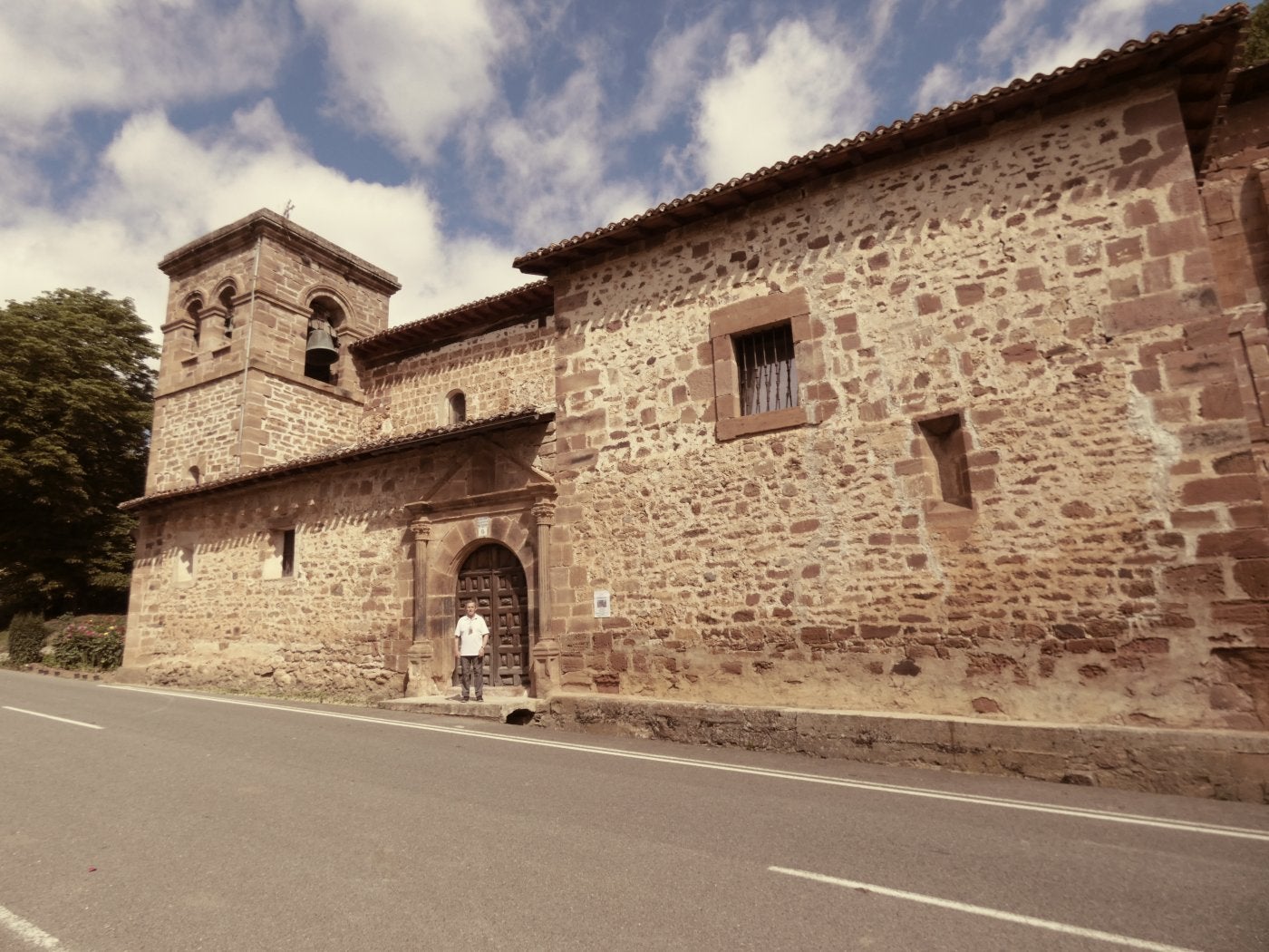 Joaquín Borriño, guía de la iglesia, en la entrada del edificio, donde recibe a visitantes cada día de verano.