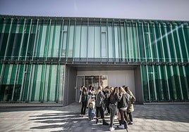 Estudiantes en el exterior de la Escuela de Enfermería.