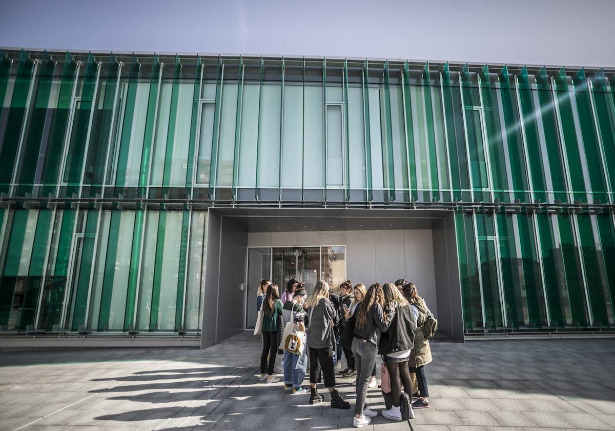 Estudiantes en el exterior de la Escuela de Enfermería.