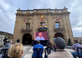 Los vecinos frente a la pantalla instalada delante del Ayuntamiento.