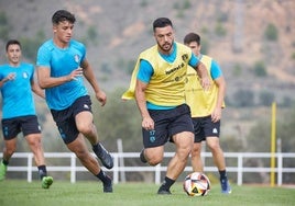 Miguélez avanza con el balón en un entrenamiento con el Calahorra